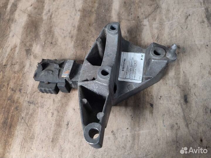 Кронштейн двс право на Renault Kangoo II (KW )