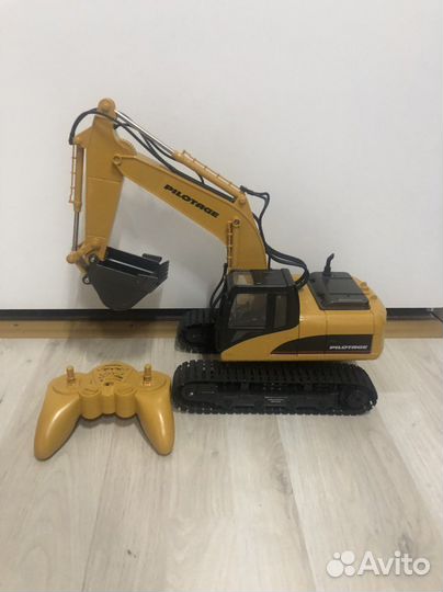 Экскаватор игрушка на пульте