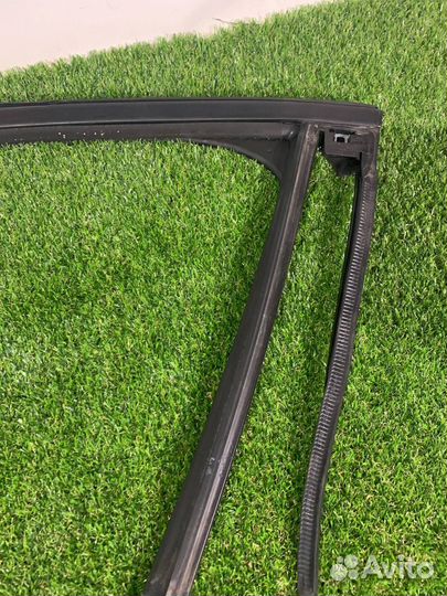 Уплотнитель стекла двери передний левый Ford