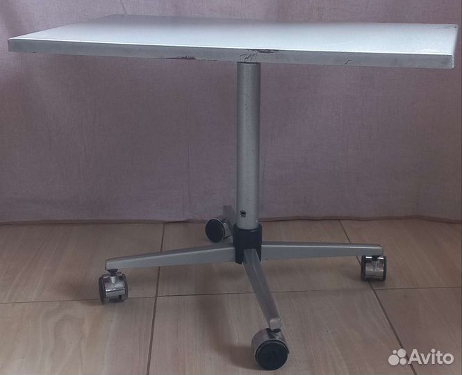 Металлический столик