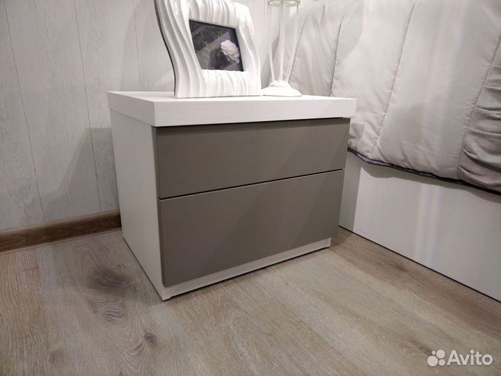 Тумба прикроватная