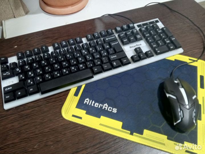 Продам клавиатуру мышку и коврик