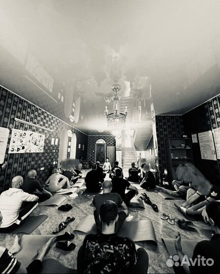 Йога на воздухе в парке