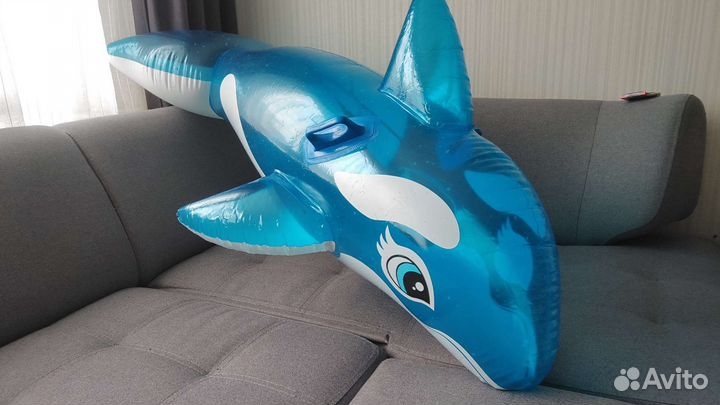 Надувной дельфин для плавания