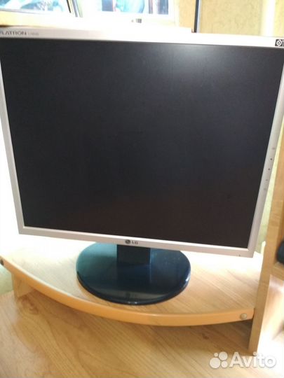 Компьютер и компьютерный стол