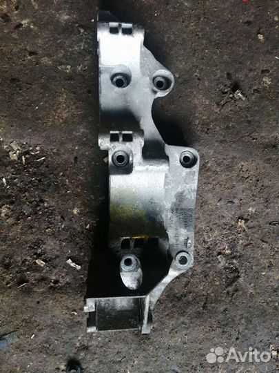 Кронштейн крепления двигателя VW Golf, 1.8 AGU