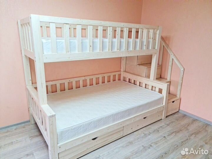 Двухъярусная кровать из массива