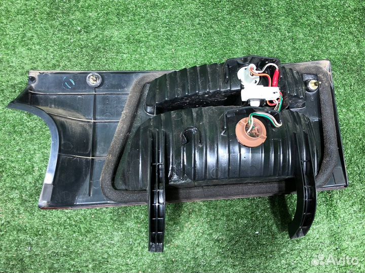 Фонарь внутренний задний левый Toyota Estima MCR40