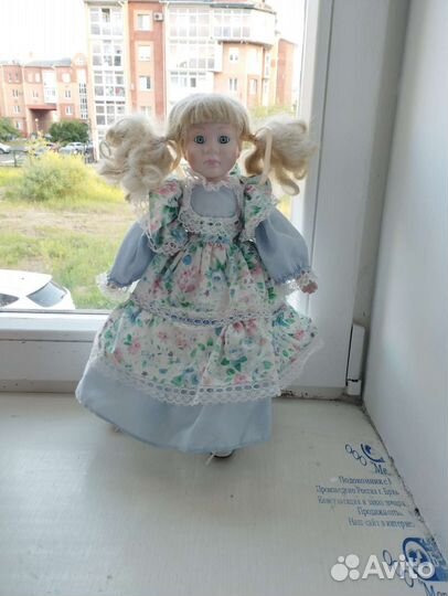 Кукла фарфоровая