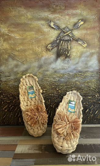 Лапти плетеные сувенирные в виде шлепок с помпоном