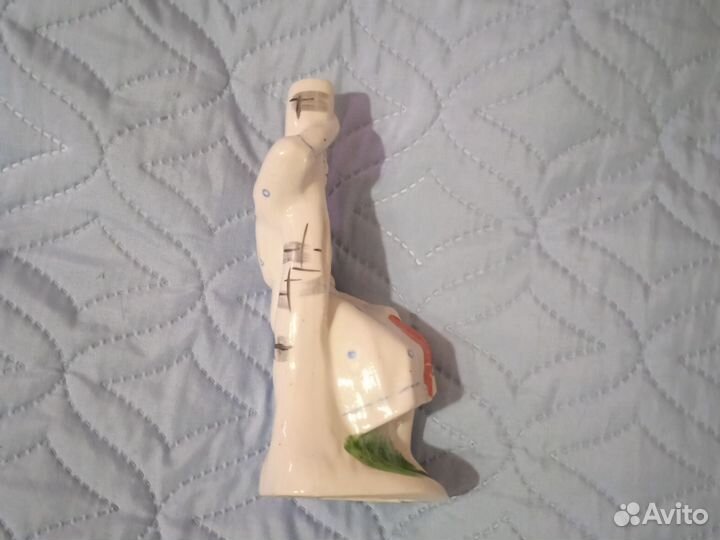 Статуэтка фарфоровая