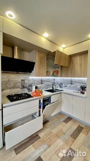 Кухня на заказ под потолок