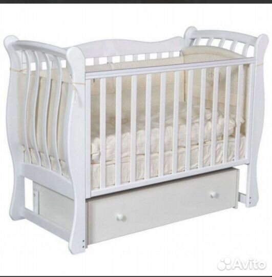 Детская кроватка с маятником