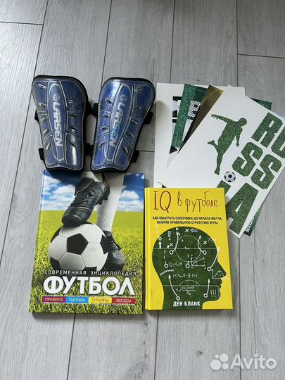 Книги про футбол, щитки и постеры