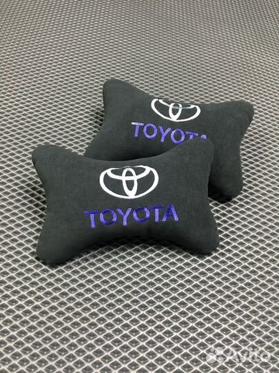 Подушка на подголовник с вышивкой логотипа