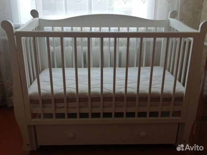 Детская кроватка с маятником и ящиком