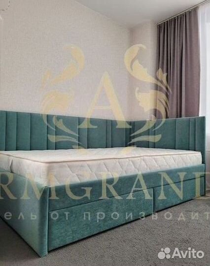 Кровать с мягким изголовьем