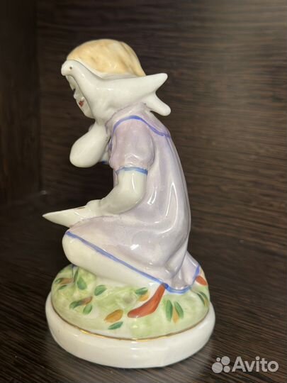 Девочка кормит Голубя Полонне фарфор СССР