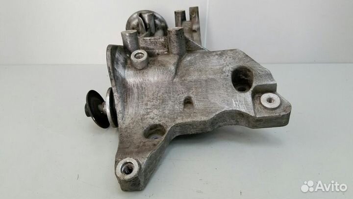 Кронштейн генератора Volkswagen Tiguan 5N1 5N2