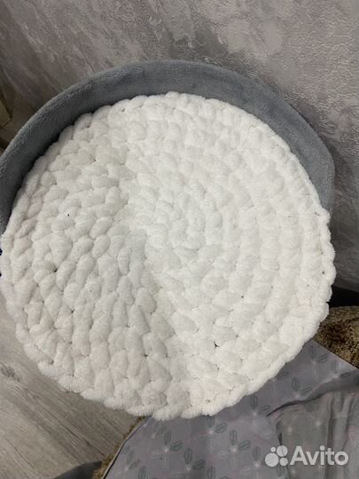 Лежанка для кошек вязаная