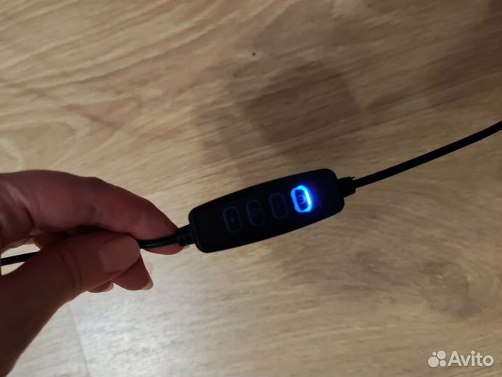 Разбитая кольцевая лампа и штатив