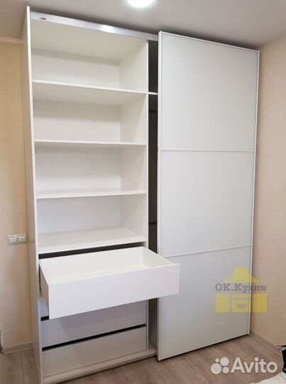 Книжный шкаф