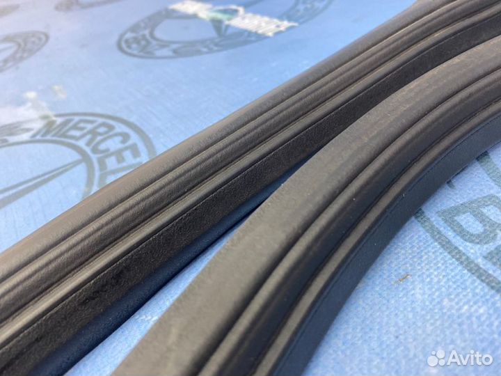 Уплотнитель двери передний Mercedes-Benz Ml-Class