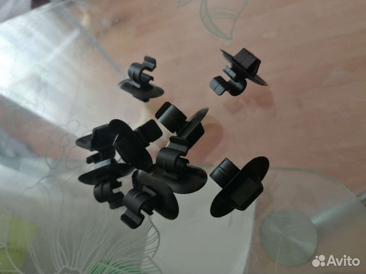 Крепление держателя капота