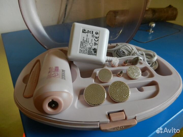 Маникюрно-педикюрный набор vitek VT-2204 PK б/у