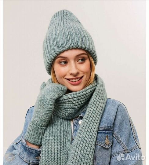 Продам комплект: шапку шарф и варежки