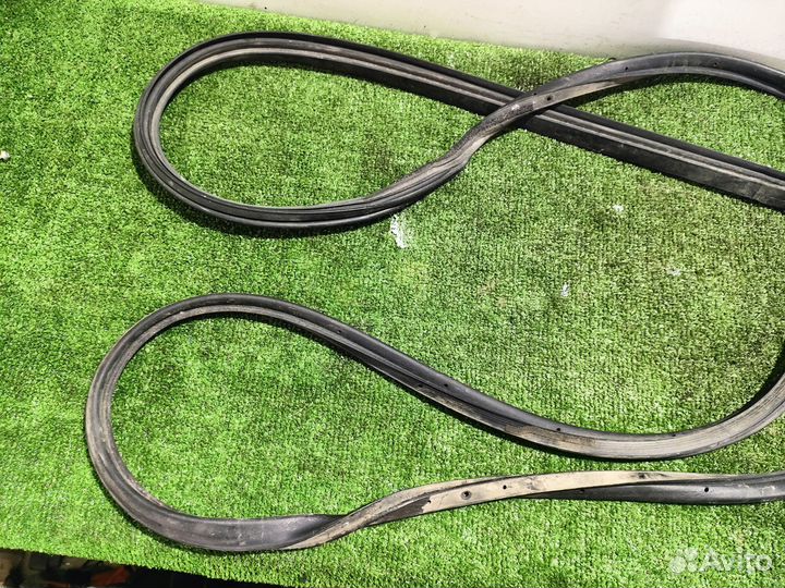 Уплотнитель двери задний правый Toyota Corolla X