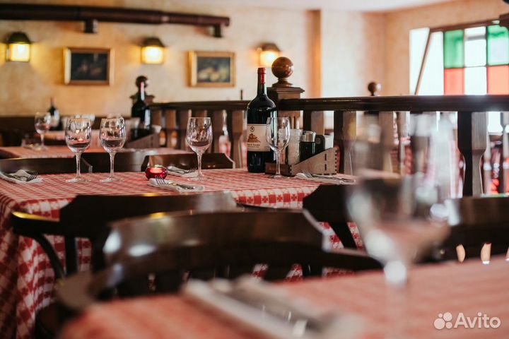 Официант в ресторан Mama Roma (м.Парк Победы)