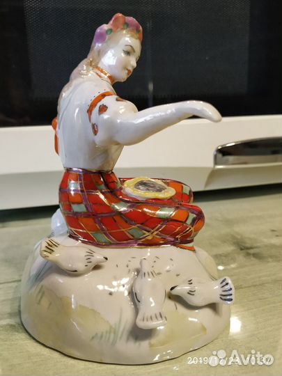 Статуэтка фарфоровая Девушка кормит голубей пзхк