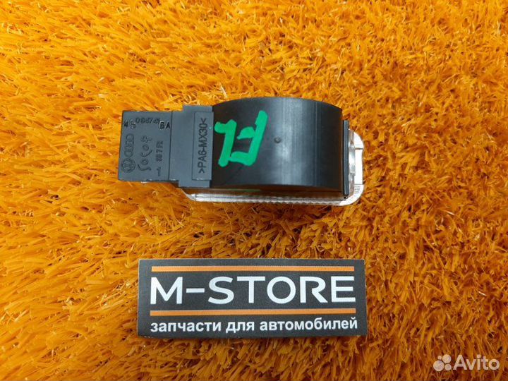 Плафон освещения передний левый Audi Q5 8R cdnc