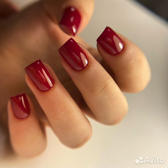 Маникюр и педикюр от команды профессионалов