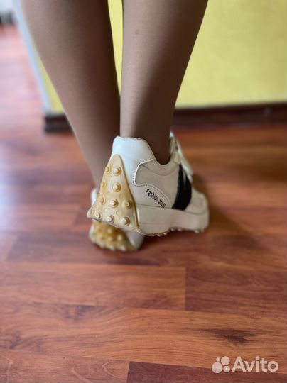 Кроссовки женские
