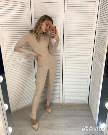 Комбинезон замшевый бежевый по фигуре