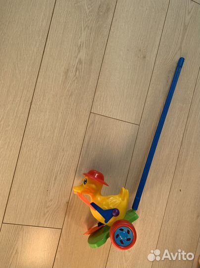 Детская каталка уточка