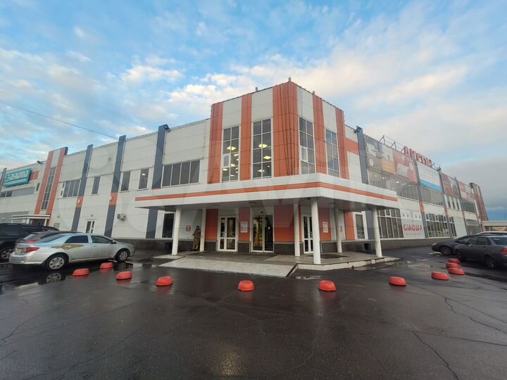 Рекламные конструкции на фасаде ТЦ 