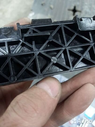 Кронштейн переднего бампера правый Lifan X60