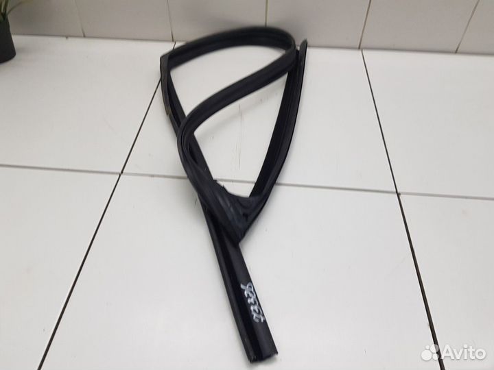 Уплотнитель стекла передней левой двери