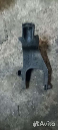 Кронштейн двиг перед volkswagen transporter t5 1.9