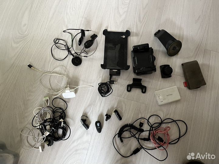Кабеля зарядки, bluetooth гарнитуры и т.д