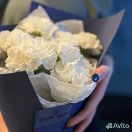 Букет цветов «Любовь и голуби» белые гвоздики 9 шт