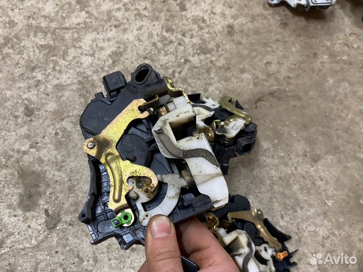 Замок двери Mitsubishi Lancer 9