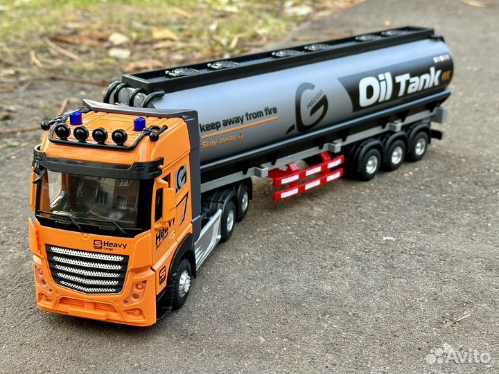Модель тягач с цисцерной на радиоуправлении
