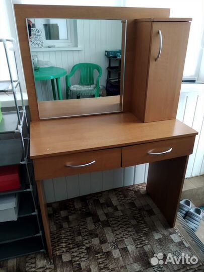 Туалетный столик с зеркалом