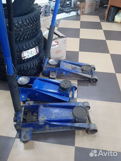 Домкрат подкатной 3т