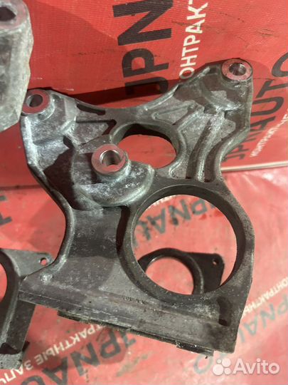 Кронштейн правого привода Nissan X-Trail T31