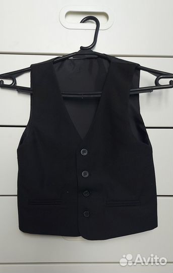 Чёрный костюм на мальчика (тройка) размер 120-122